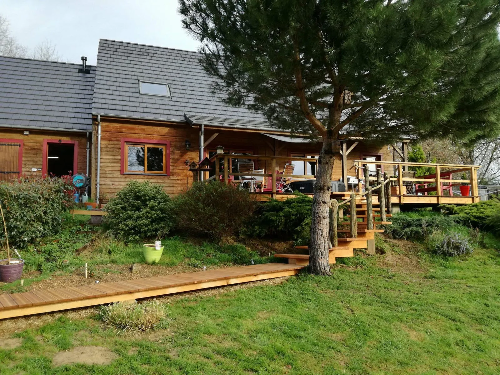 Chalet en bois à Nérondes sur 1,23 hectare 