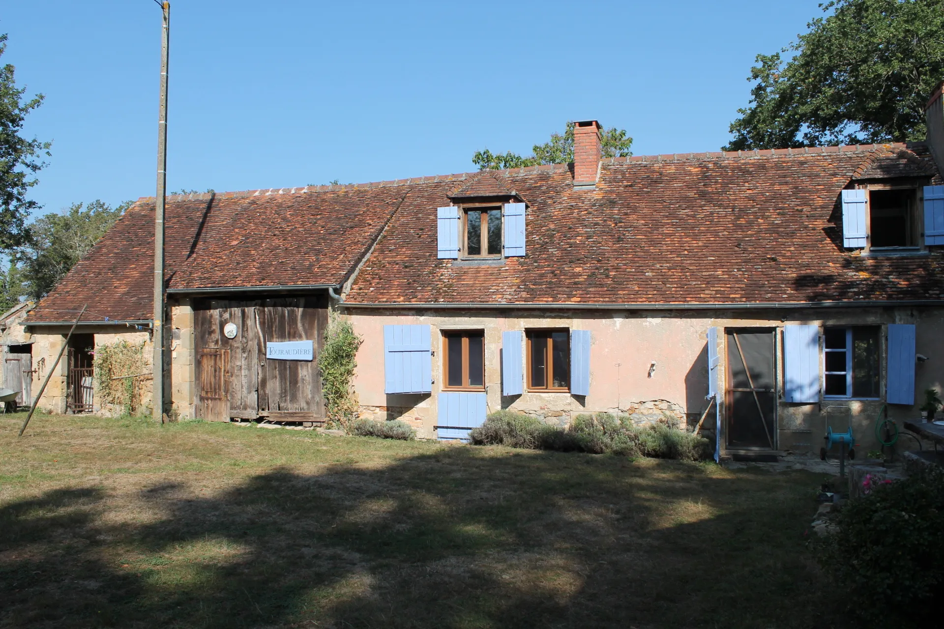 Fermette avec grange à Louroux Bourbonnais sur 2.2 hectares 