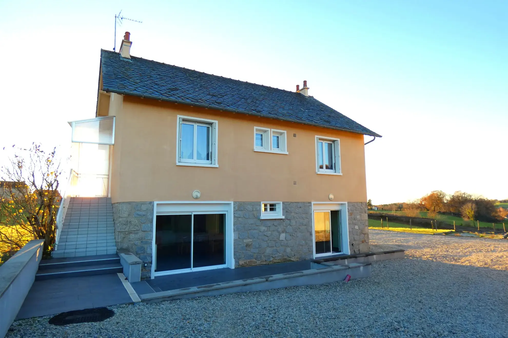 Maison rénovée à vendre avec hangar de 200 m² à Cassaniouze 