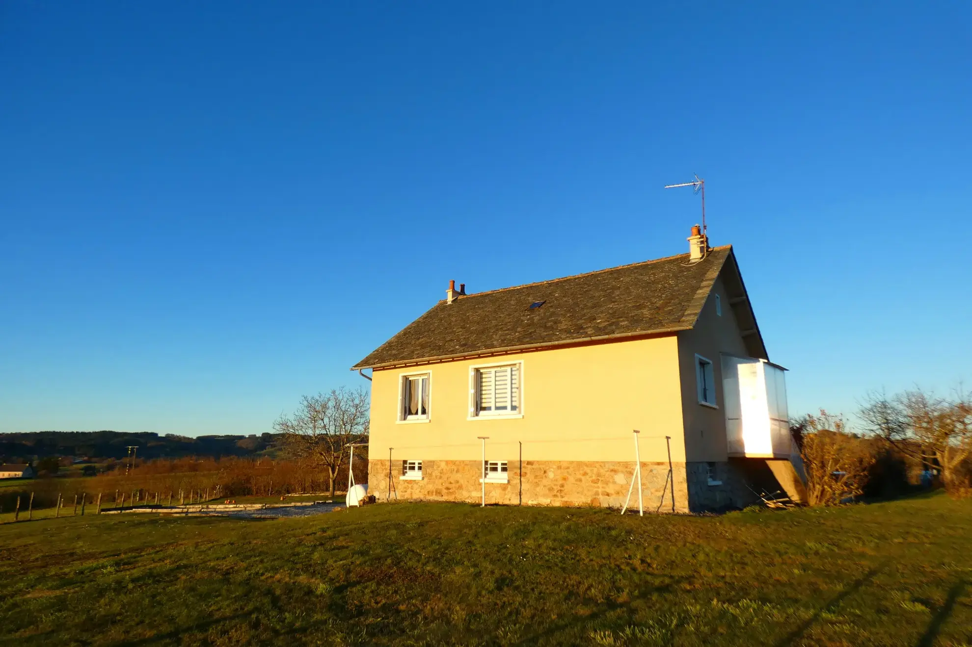 Maison rénovée à vendre avec hangar de 200 m² à Cassaniouze 