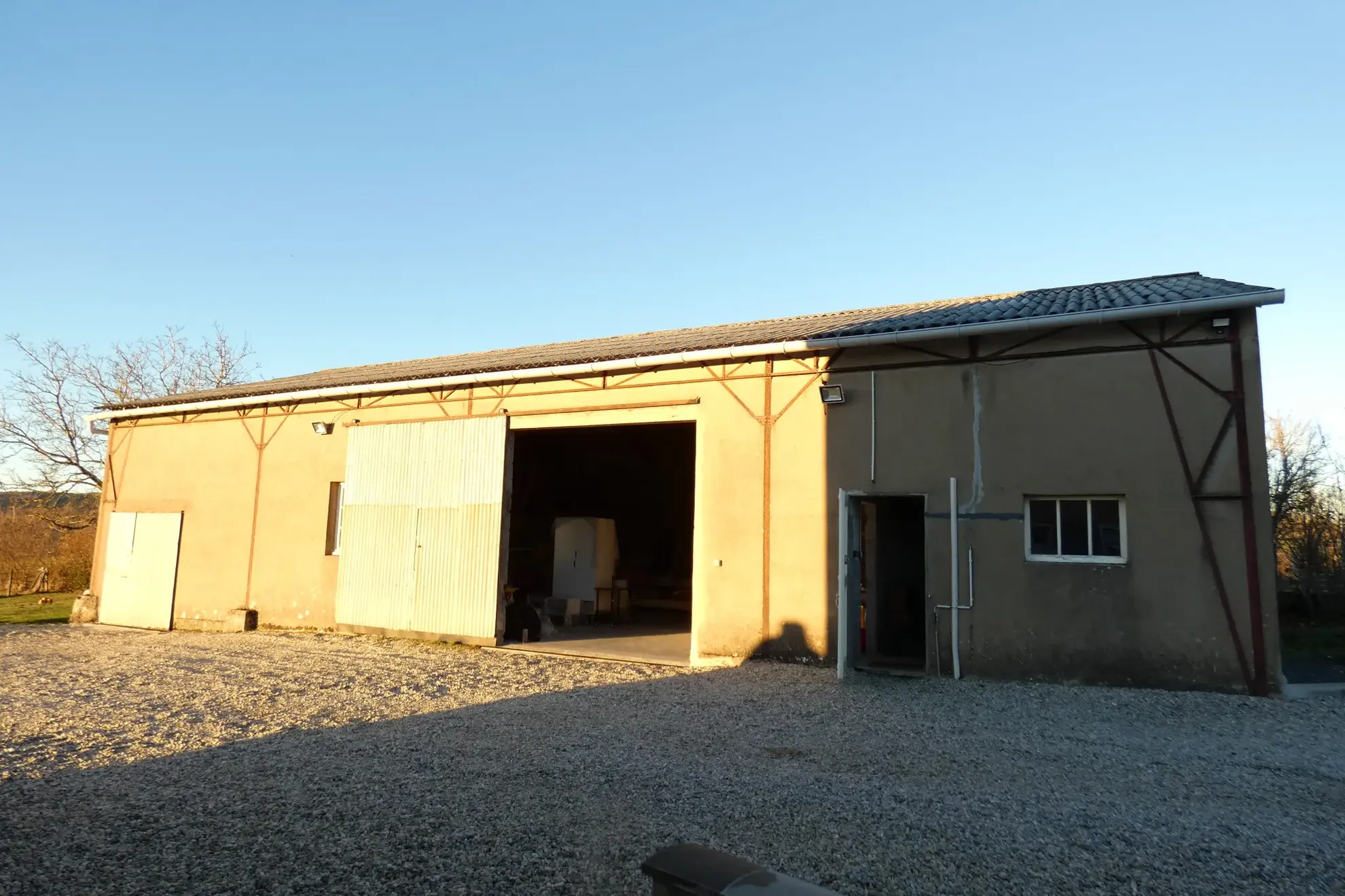 Maison rénovée à vendre avec hangar de 200 m² à Cassaniouze 