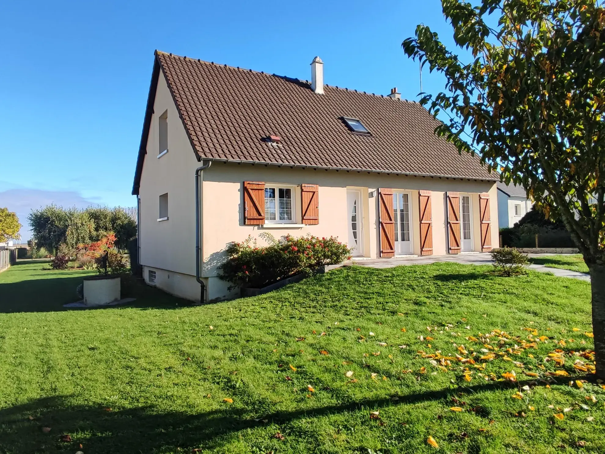 Maison spacieuse à Sainville, 4 chambres sur terrain de 1762 m² 