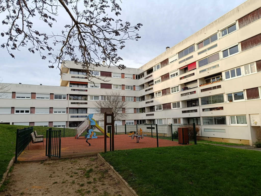 Appartement F2 de 53 m² à Plaisir avec parking et cave