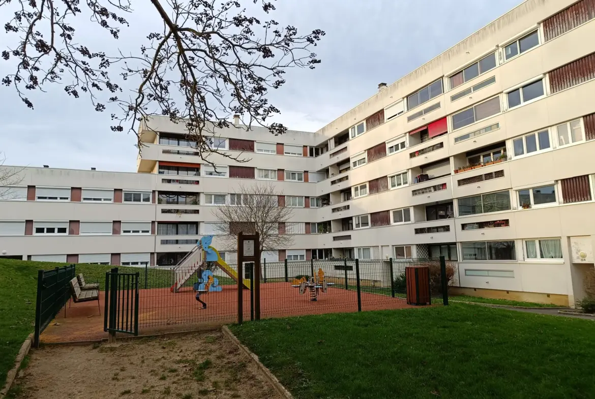 Appartement F2 de 53 m² à Plaisir avec parking et cave 