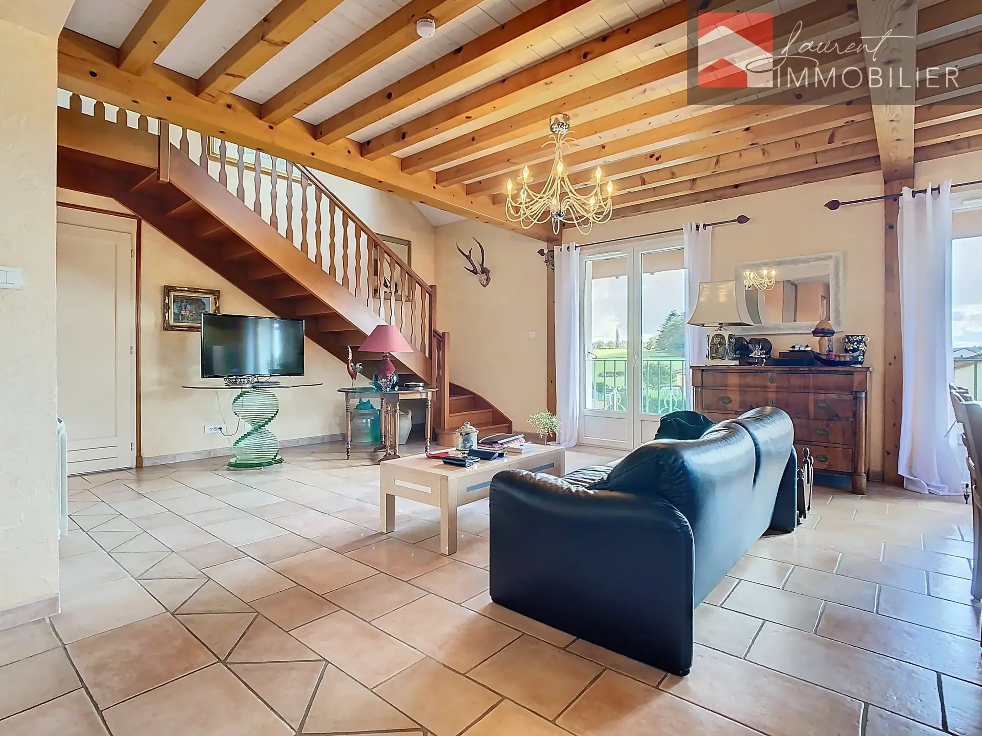 À vendre : Grande maison à Romenay avec 3 chambres et terrasses 