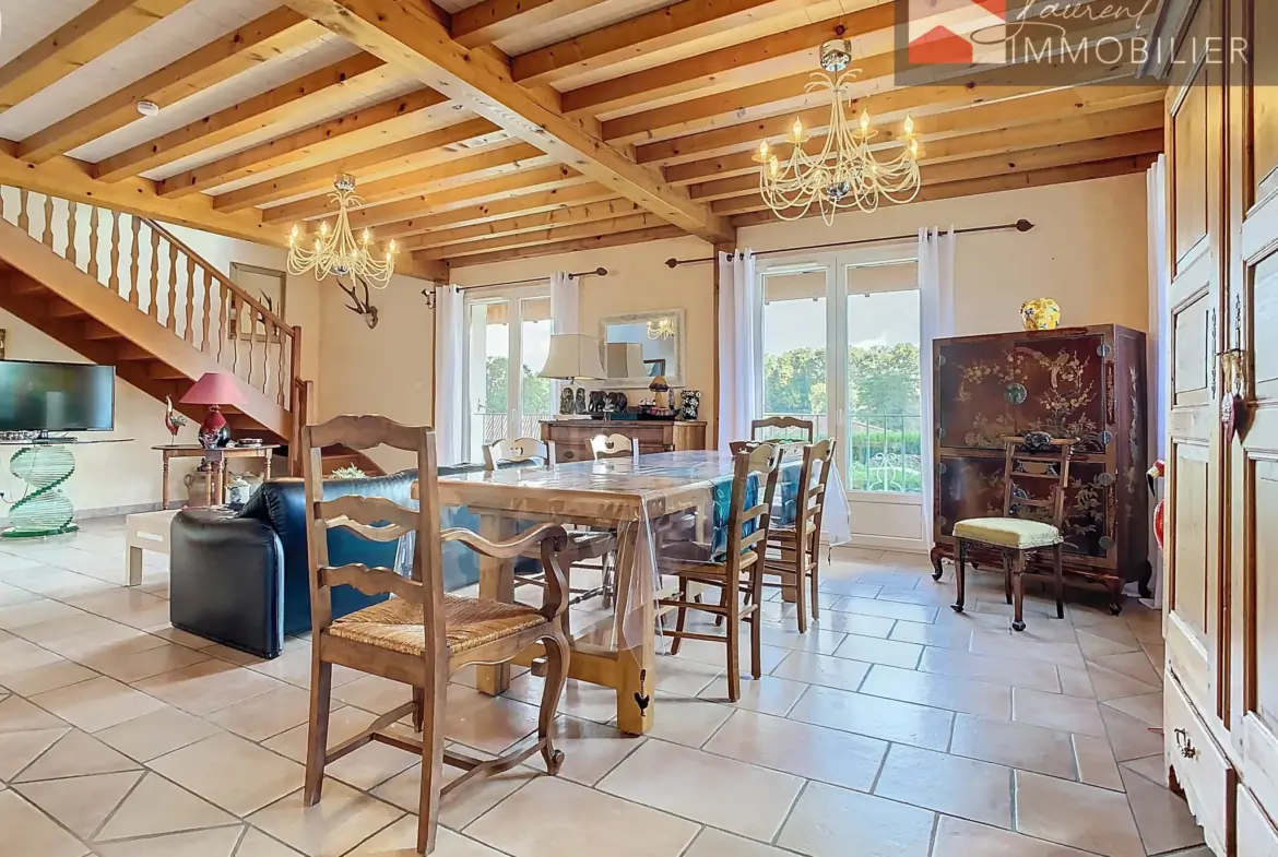 À vendre : Grande maison à Romenay avec 3 chambres et terrasses 