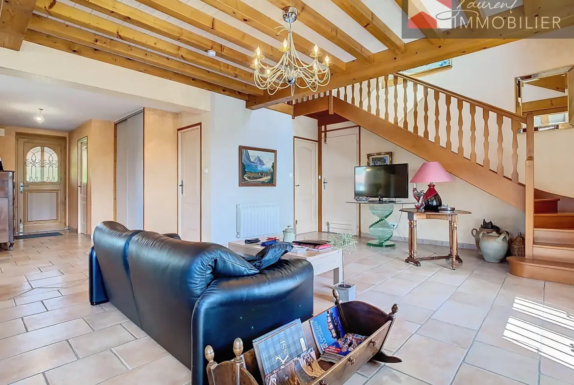 À vendre : Grande maison à Romenay avec 3 chambres et terrasses 