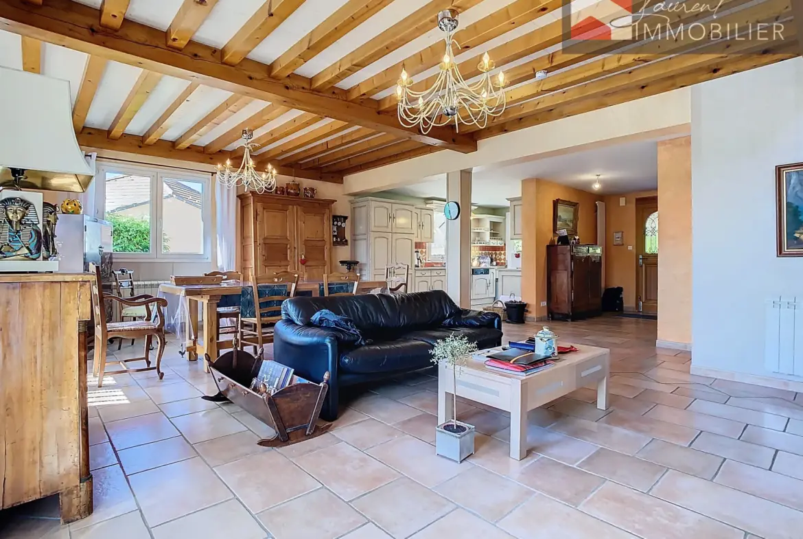 À vendre : Grande maison à Romenay avec 3 chambres et terrasses 