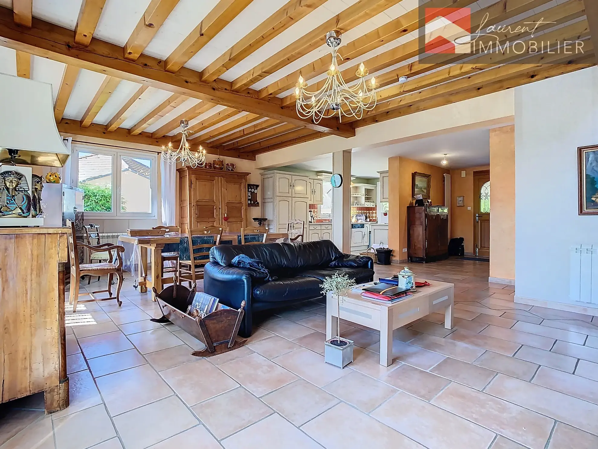 À vendre : Grande maison à Romenay avec 3 chambres et terrasses 