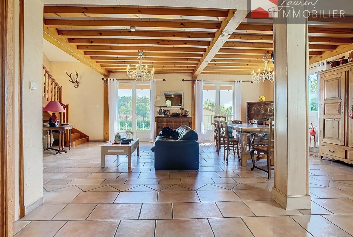 À vendre : Grande maison à Romenay avec 3 chambres et terrasses 