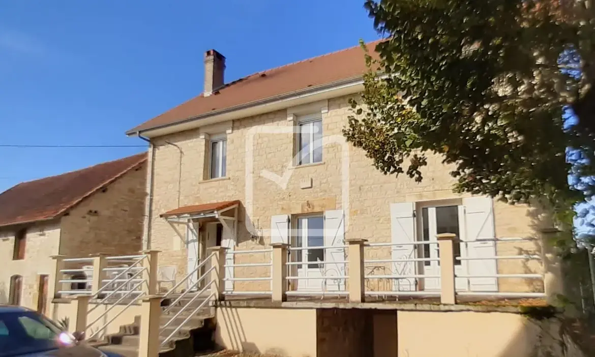 Maison d'habitation rénovée avec grange et dépendances 