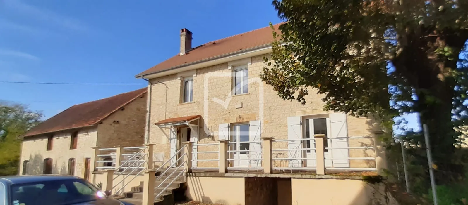 Maison d'habitation rénovée avec grange et dépendances 