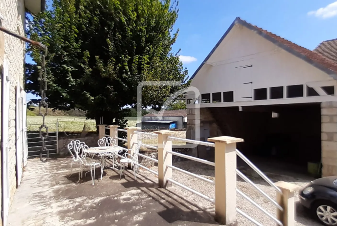 Maison d'habitation rénovée avec grange et dépendances 