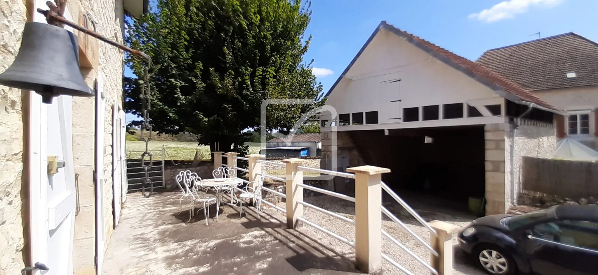 Maison d'habitation rénovée avec grange et dépendances 