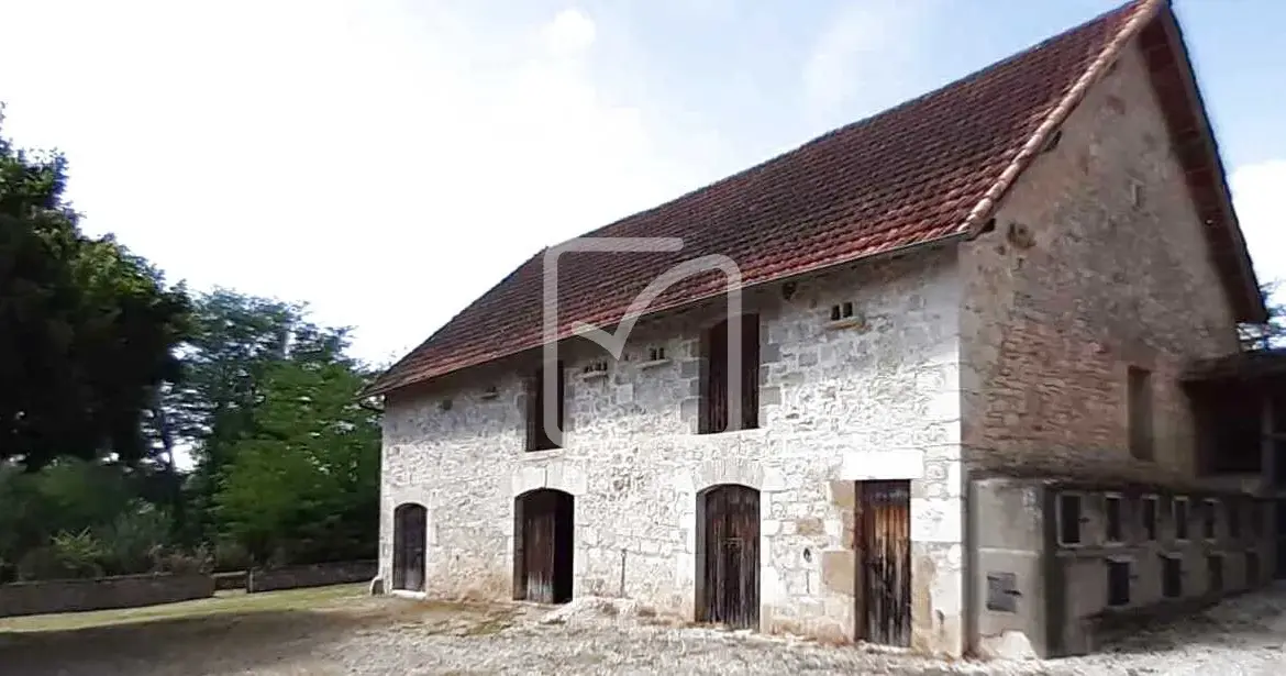 Maison d'habitation rénovée avec grange et dépendances 