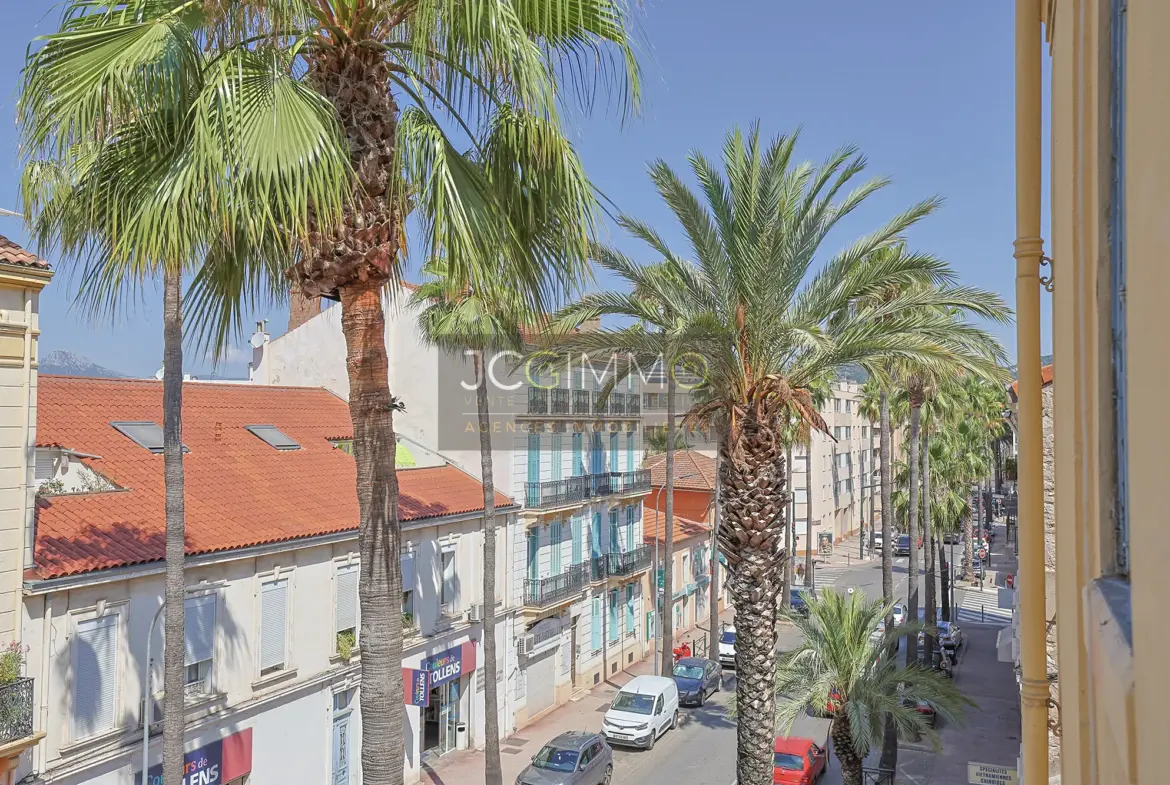 Appartement T3 rénové de 81 m2 à Hyères - Quartier Gare 