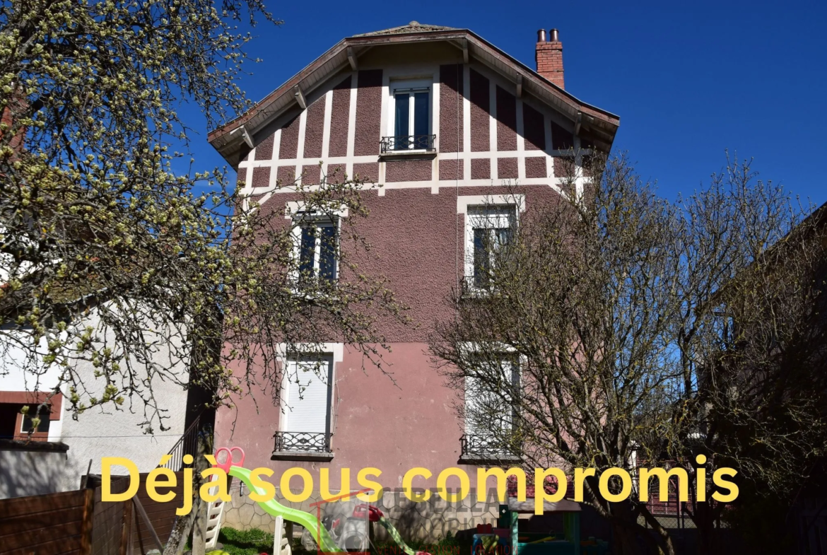 Maison à vendre à Arlanc avec deux appartements et garage 