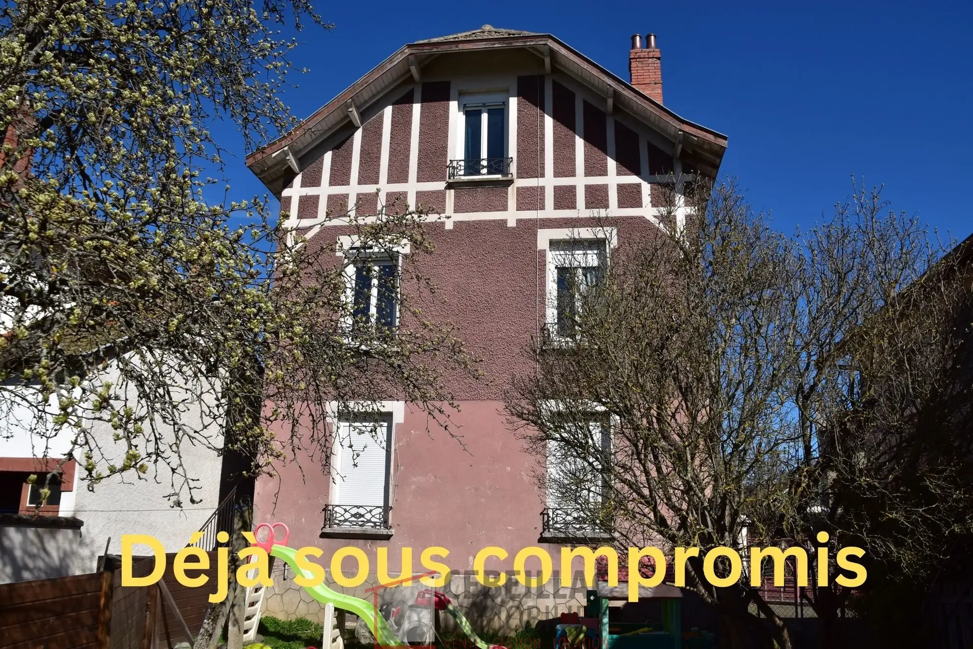 Maison à vendre à Arlanc avec deux appartements et garage 