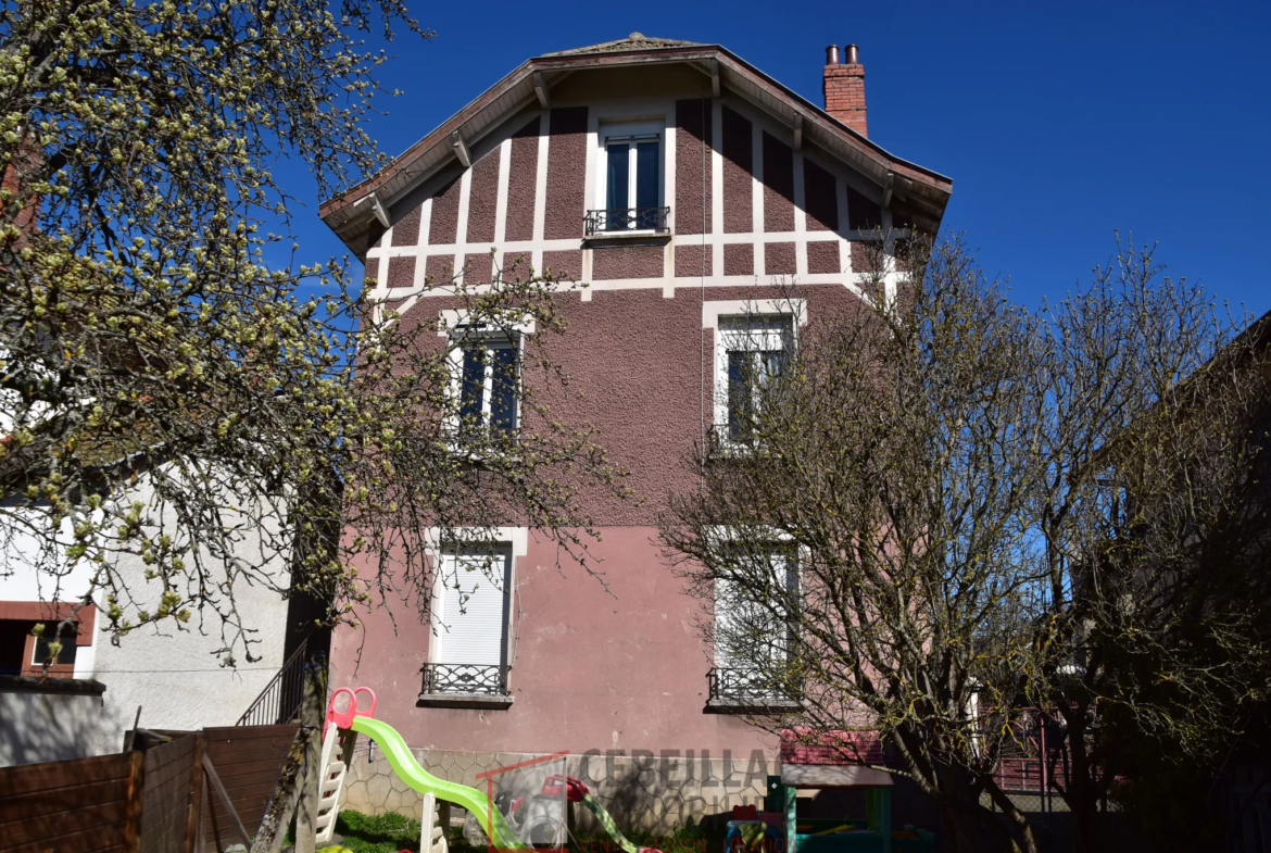 Maison à vendre à Arlanc avec deux appartements et garage 