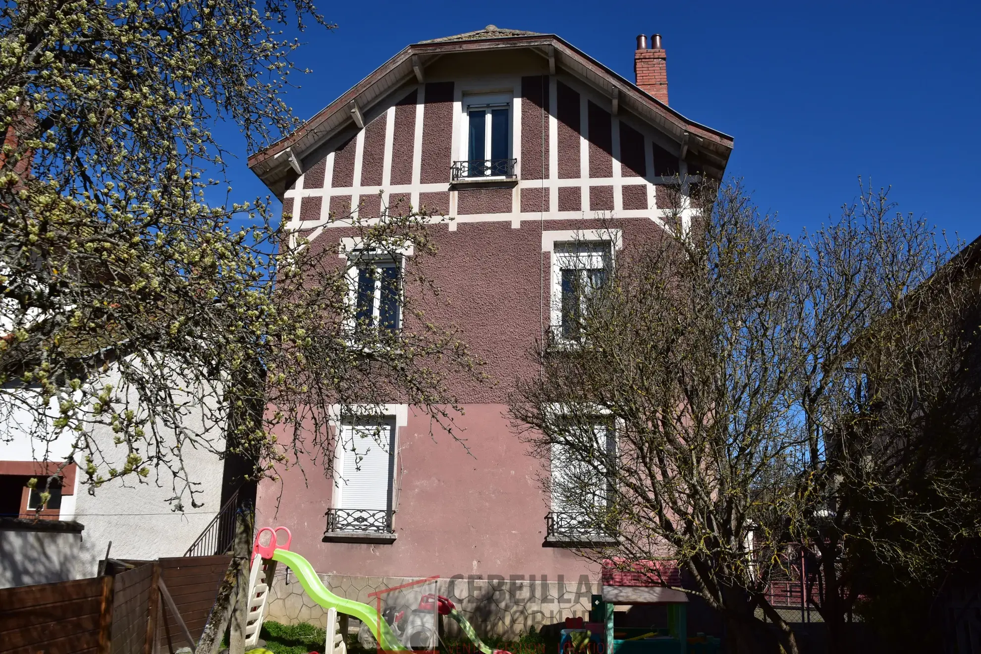 Maison à vendre à Arlanc avec deux appartements et garage 