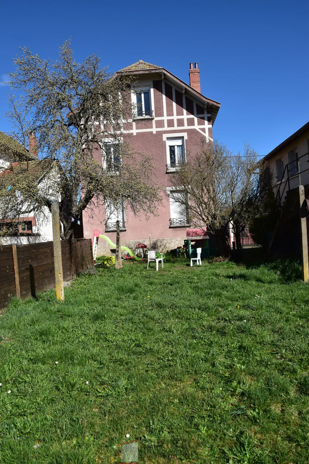 Maison à vendre à Arlanc avec deux appartements et garage 