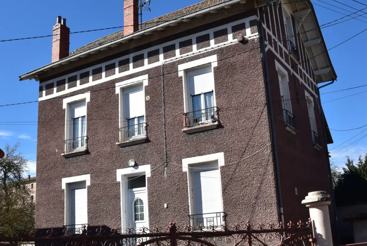 Maison à vendre à Arlanc avec deux appartements et garage 