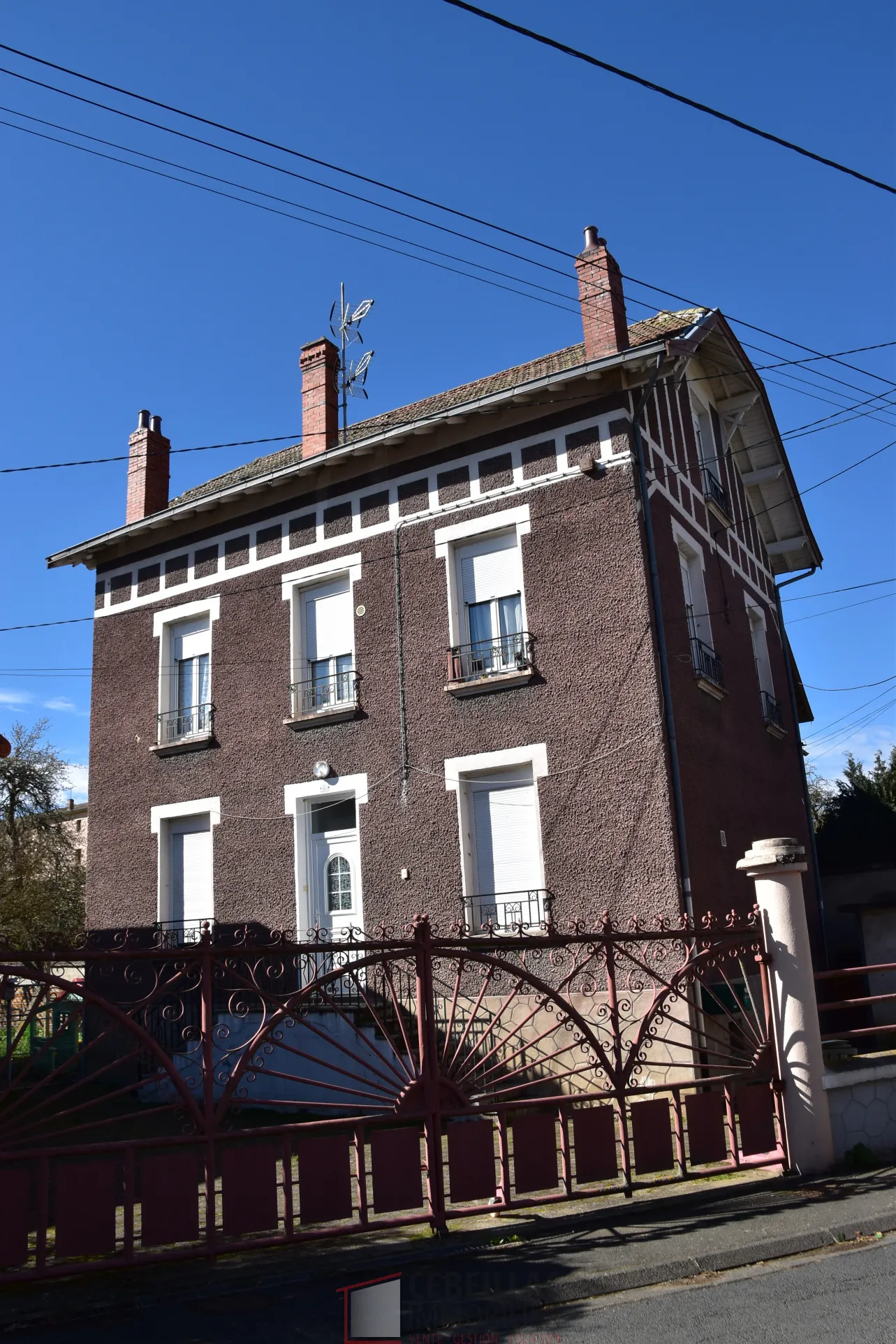 Maison à vendre à Arlanc avec deux appartements et garage 