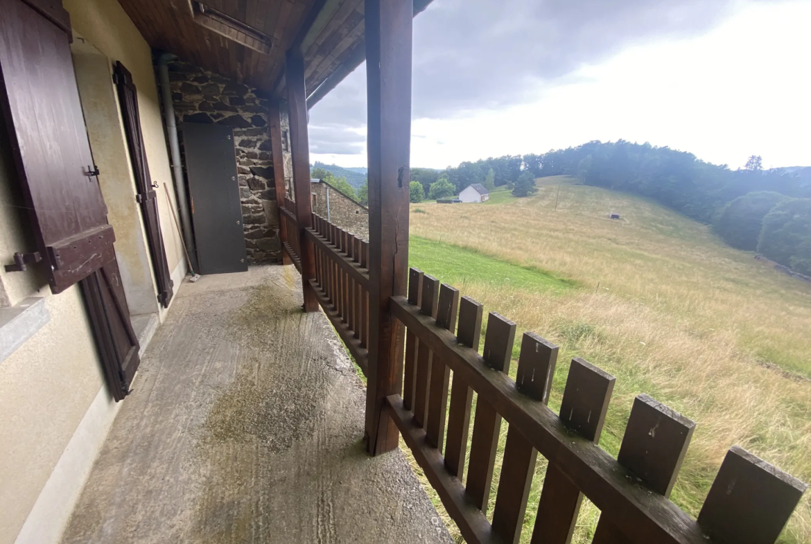 À vendre : Belle maison avec balcon et vue sur la campagne 