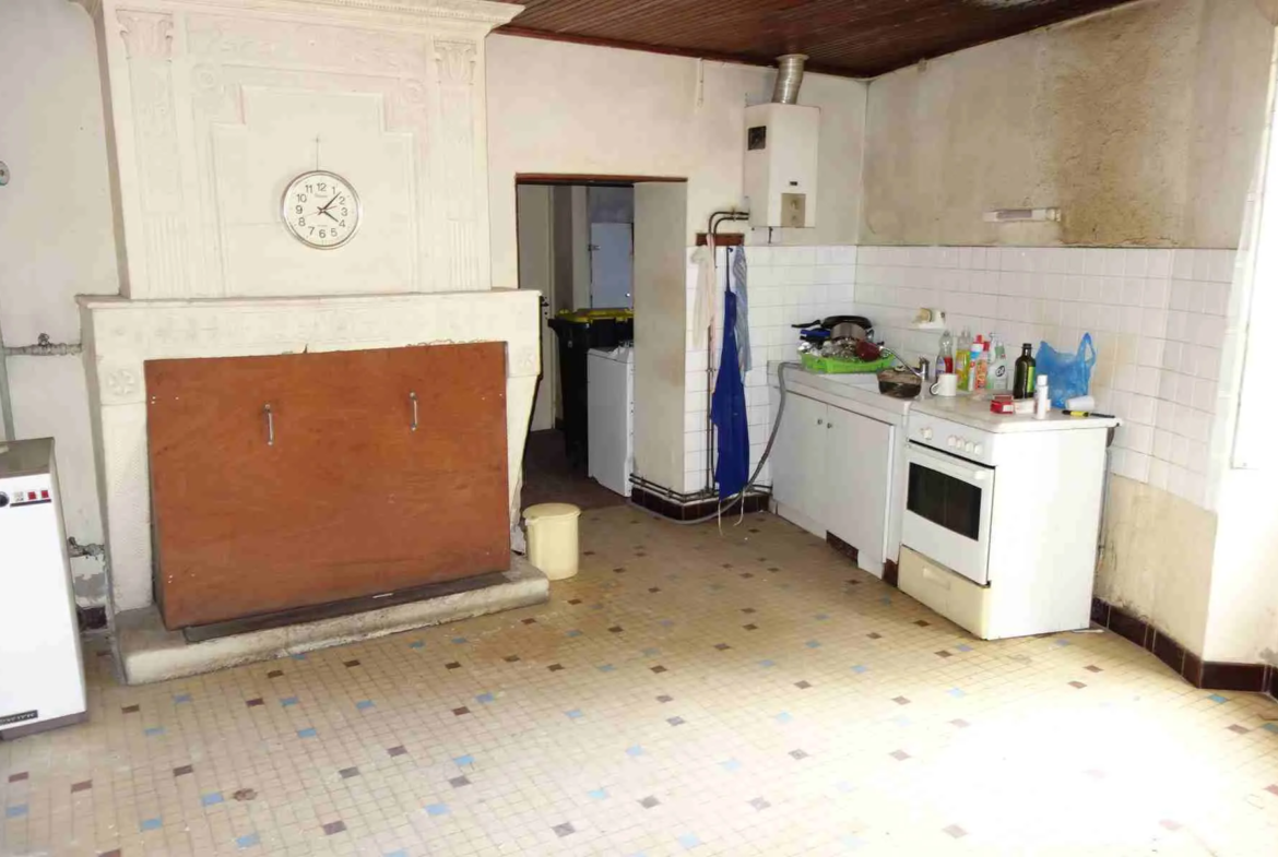 Maison en pierre à rénover à Anglade - 130 m² avec dépendances 