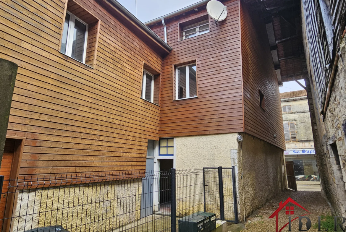 Immeuble avec Local Commercial et Appartements à Vendre à Wassy 