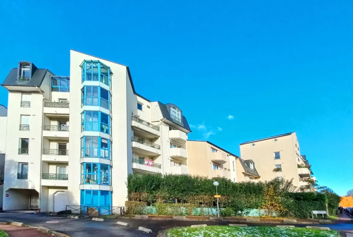 Appartement atypique 3/4 pièces à Creteil avec jardin d'hiver 