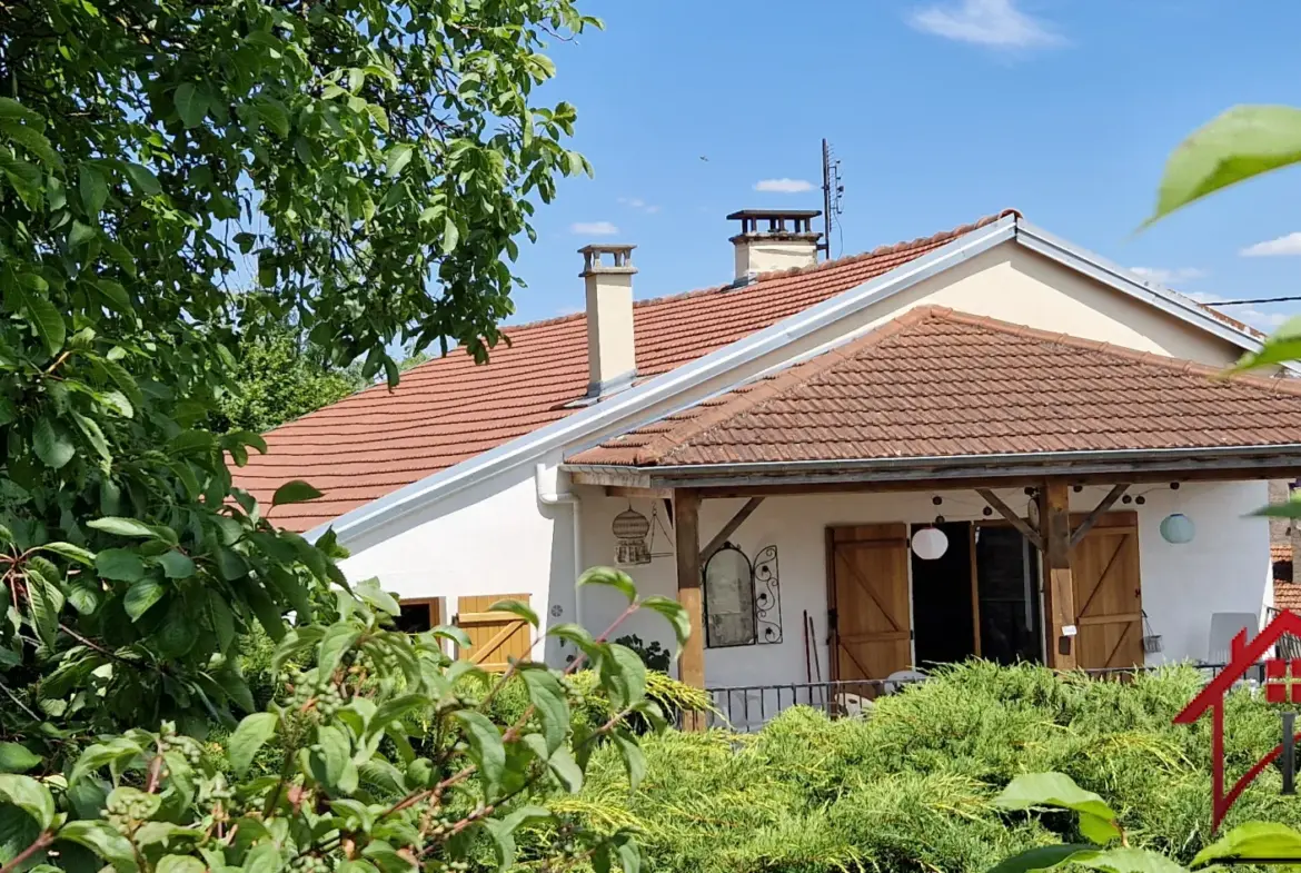 Maison de 1858 meublée à Voisey, Haute-Marne 