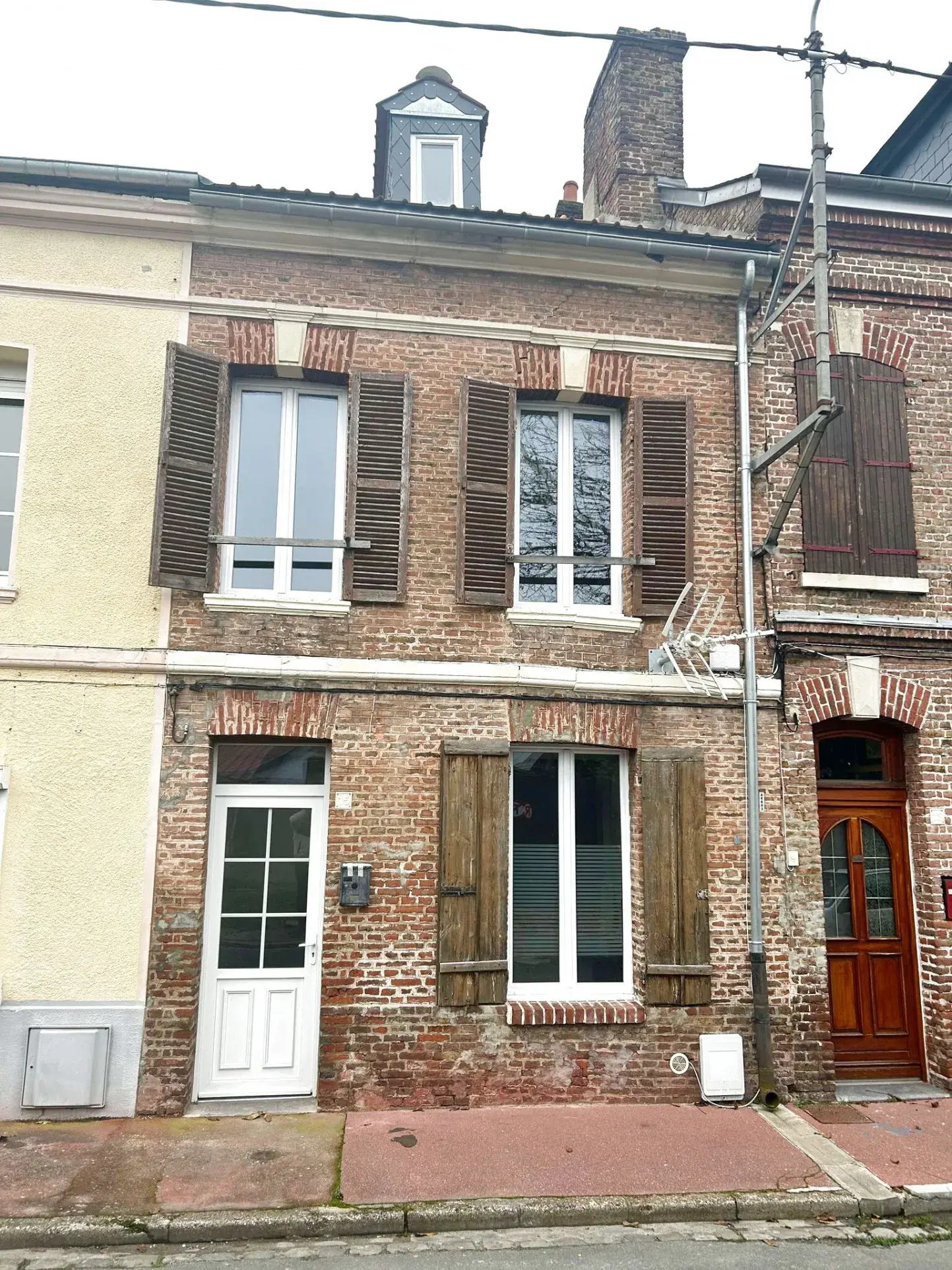 Maison de ville à vendre à Abbeville - 3 chambres, cour, investissez maintenant! 