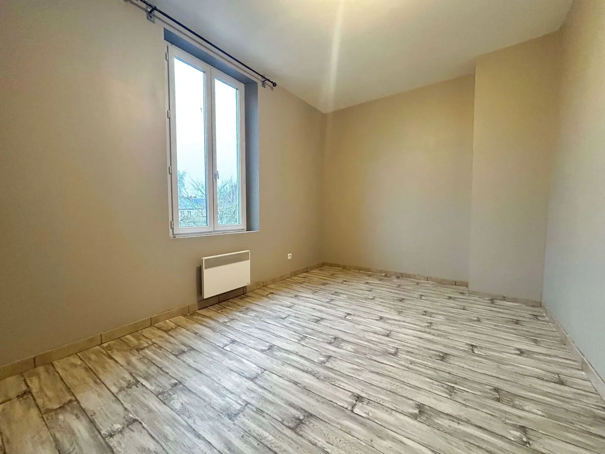 Maison de ville à vendre à Abbeville - 3 chambres, cour, investissez maintenant! 