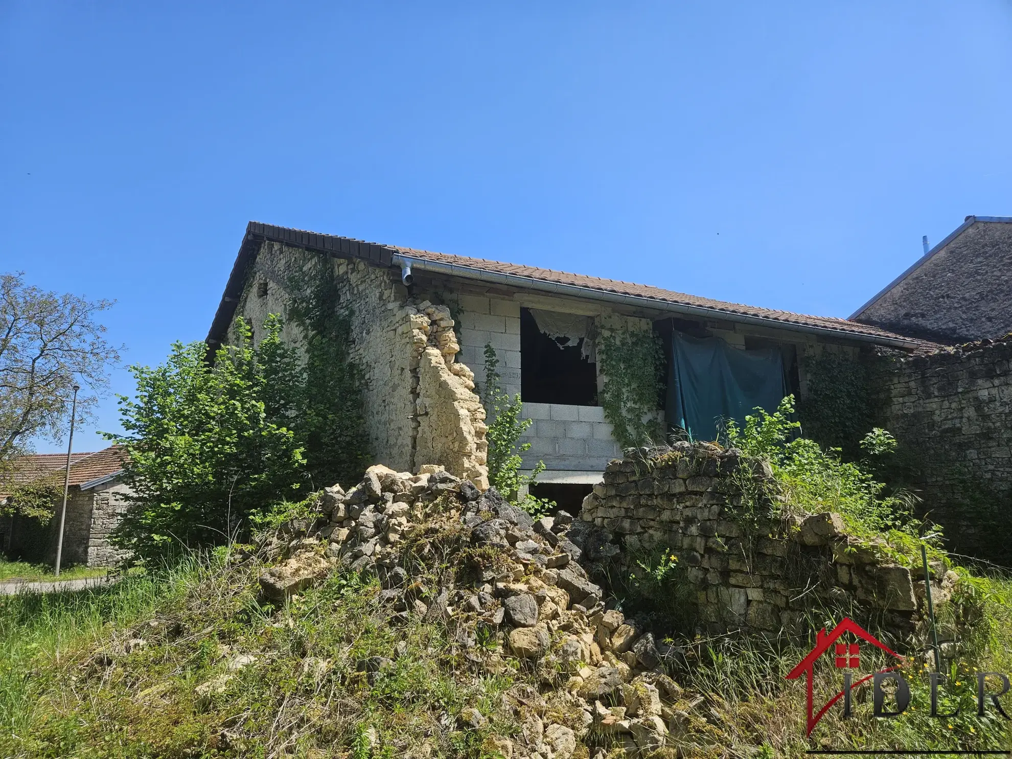 Ensemble immobilier comprenant 2 habitations sur un terrain de 1520 m² à Villars-Saint-Marcellin 