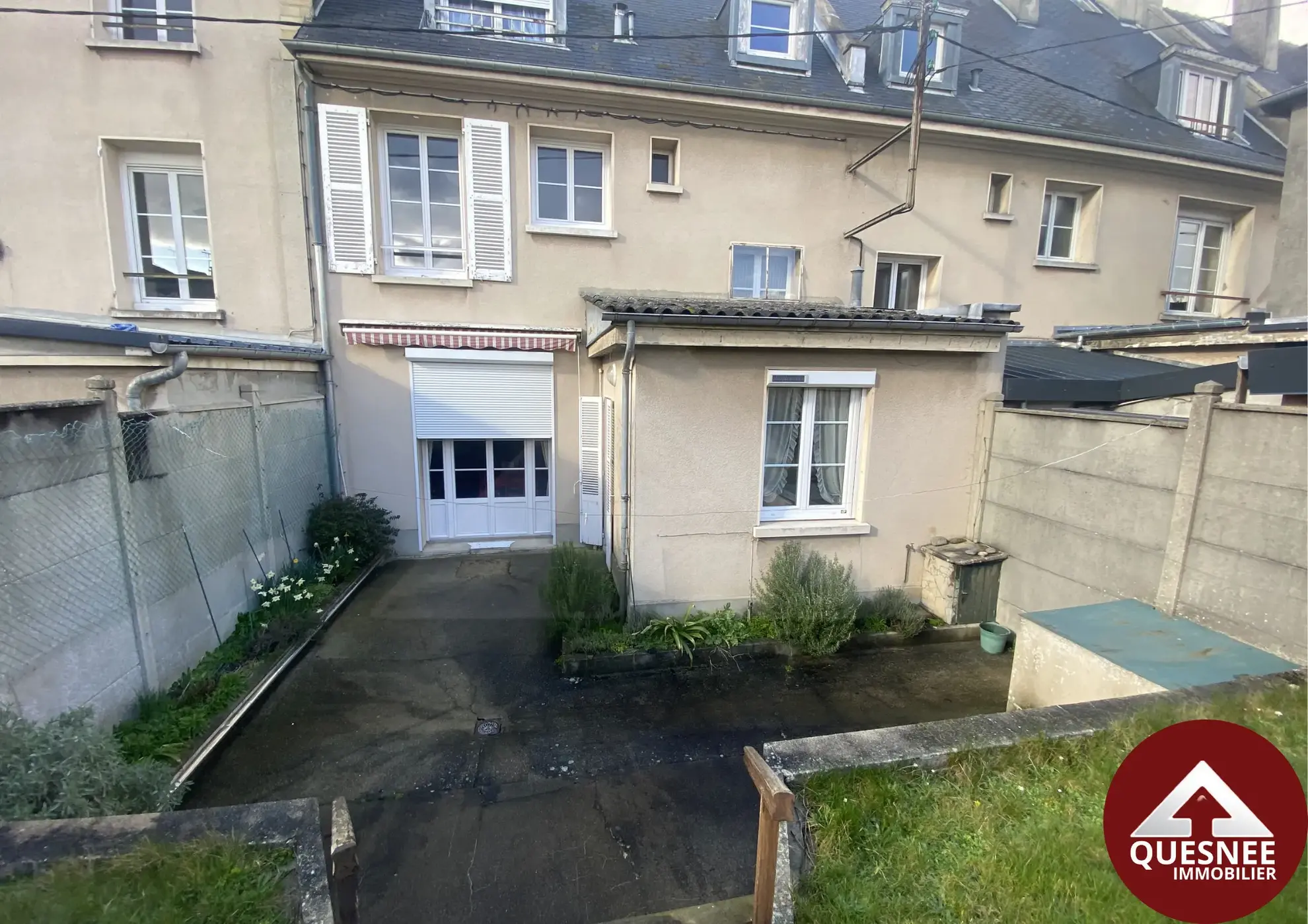 Maison d'Habitation avec Local Commercial à Villers-Bocage - 299 000 € 