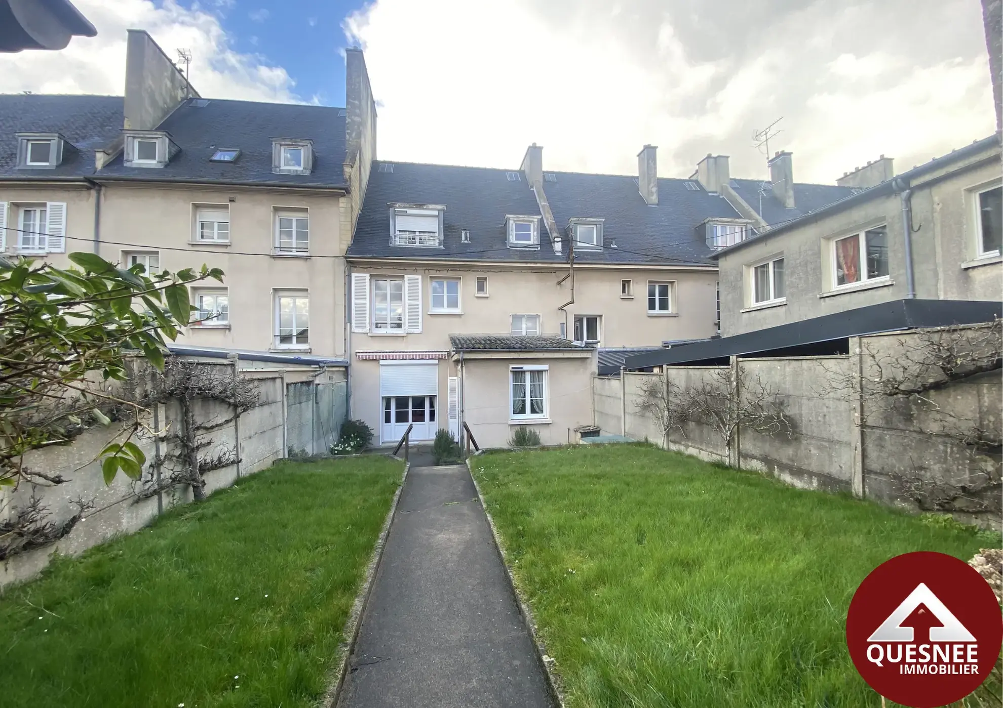 Maison d'Habitation avec Local Commercial à Villers-Bocage - 299 000 € 