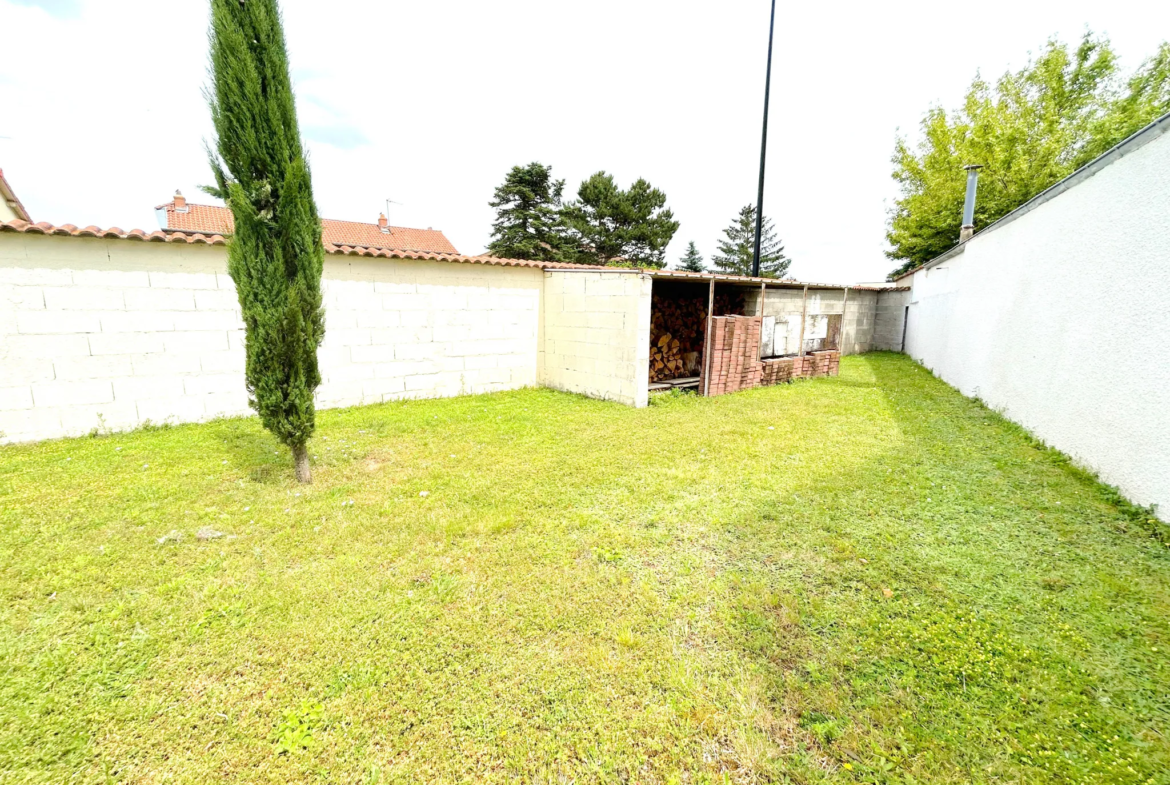 Grande maison de plain-pied à Bonson avec jardin et garages 