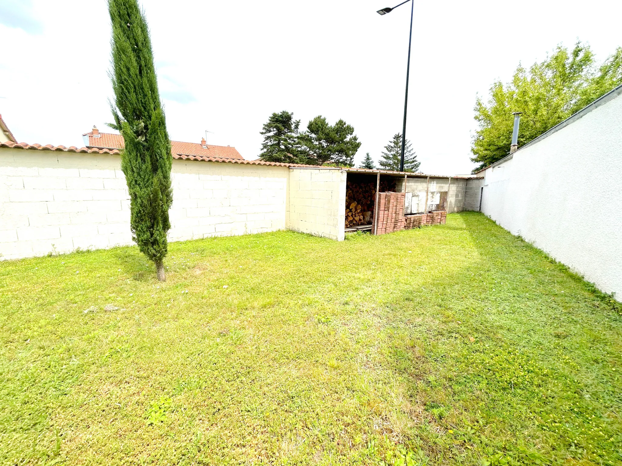 Grande maison de plain-pied à Bonson avec jardin et garages 