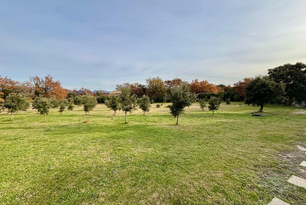 Terrain à bâtir de 1308 m² à Grignan en Drôme Provençale 