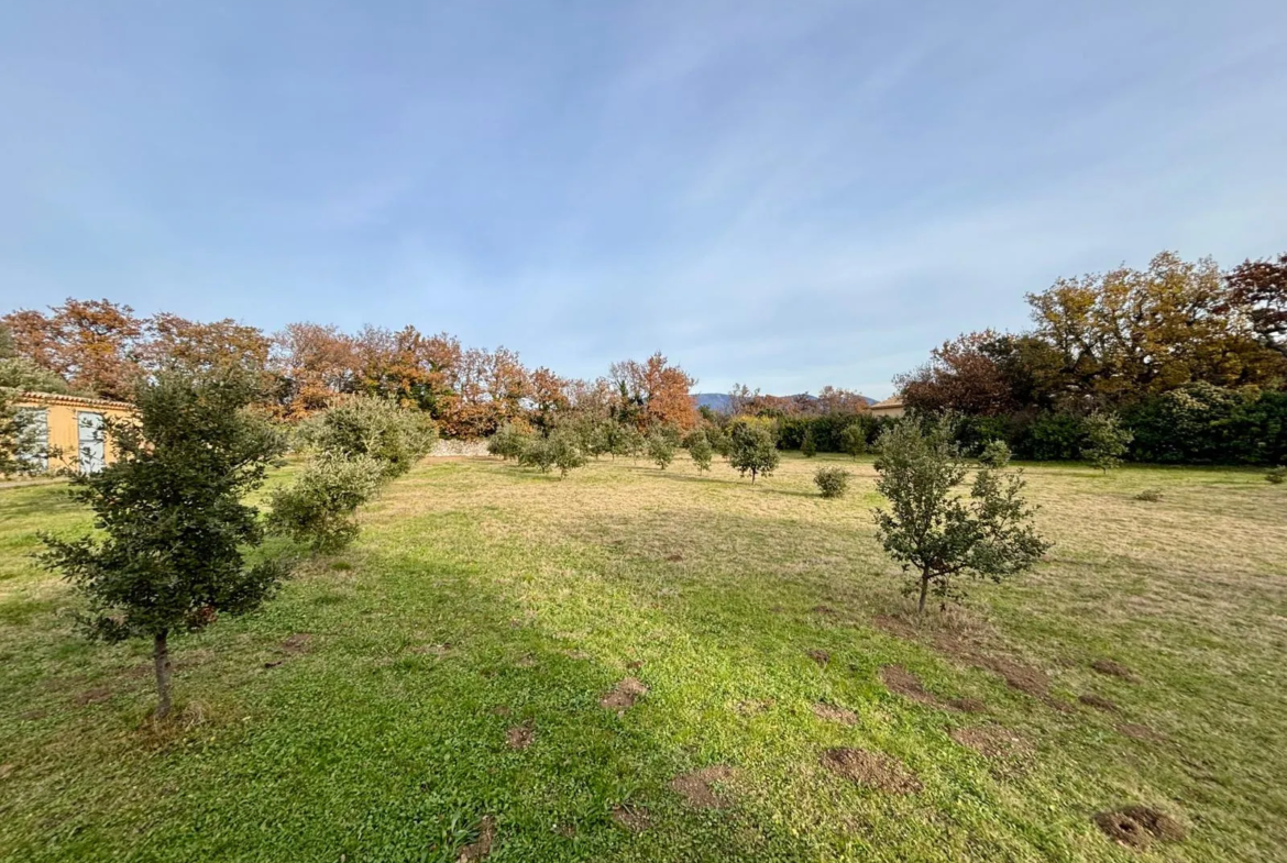 Terrain à bâtir de 1308 m² à Grignan en Drôme Provençale 