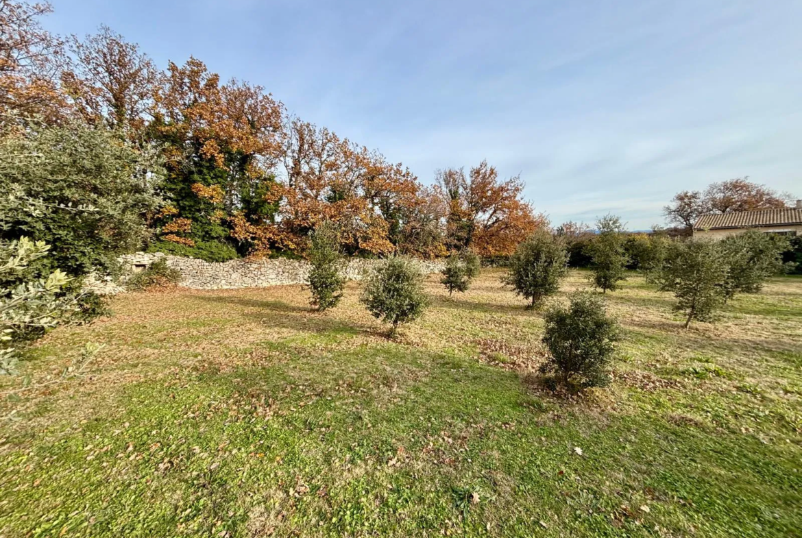 Terrain à bâtir de 1308 m² à Grignan en Drôme Provençale 