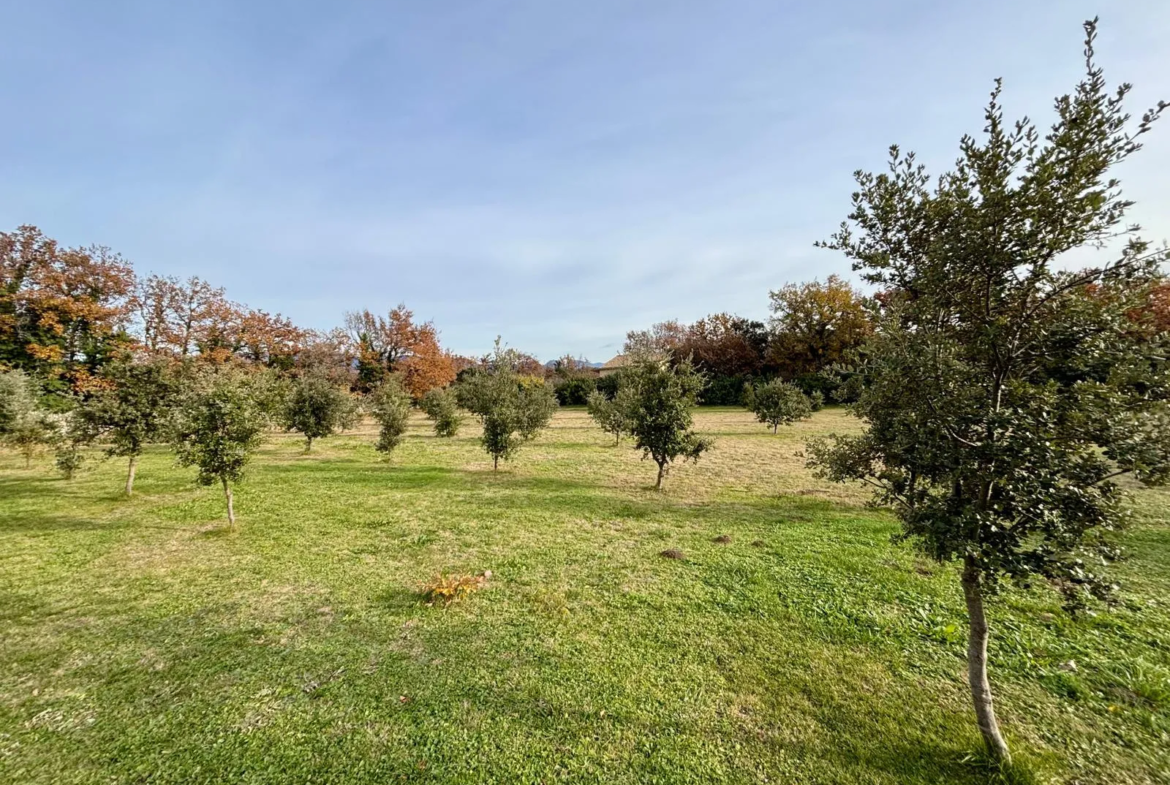 Terrain à bâtir de 1308 m² à Grignan en Drôme Provençale 