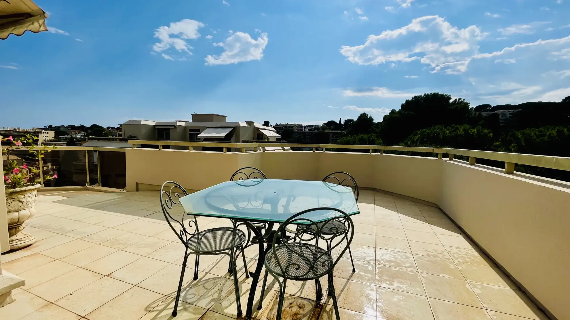 À vendre : Appartement 3 pièces seniors avec terrasse au Cannet 