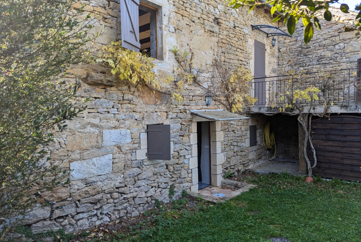 Maison en pierre avec jardin à Saint Jean Lespinasse 