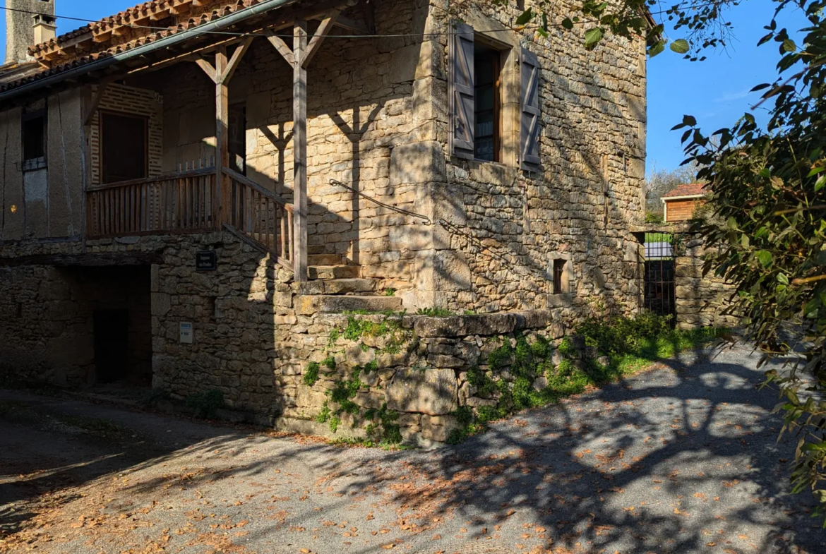 Maison en pierre avec jardin à Saint Jean Lespinasse 