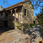 Maison en pierre avec jardin à Saint Jean Lespinasse