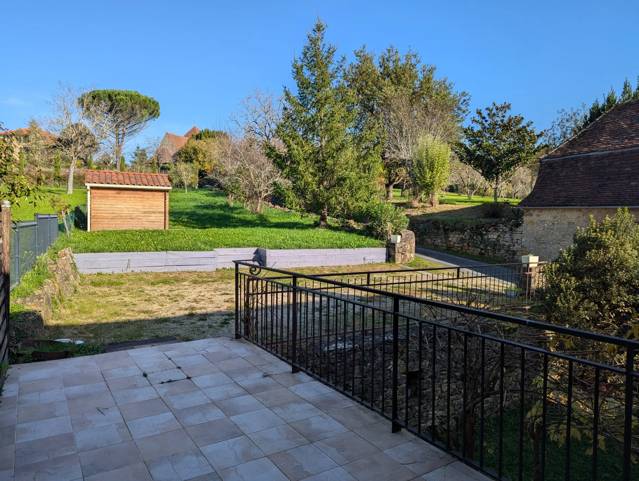 Maison en pierre avec jardin à Saint Jean Lespinasse 