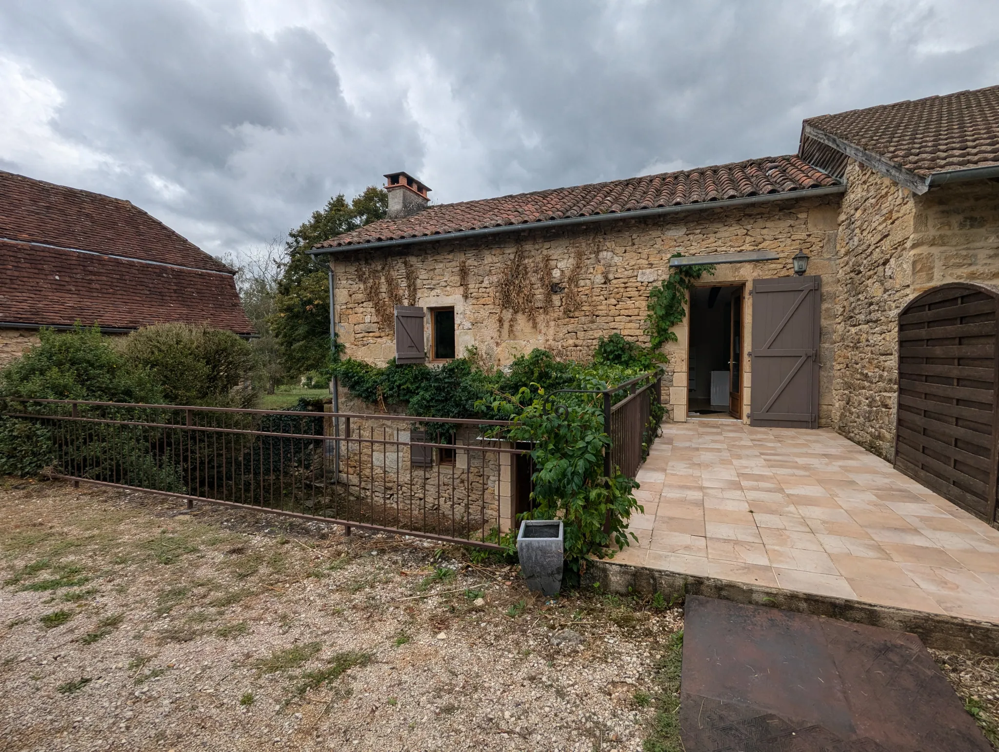 Maison en pierre avec jardin à Saint Jean Lespinasse 