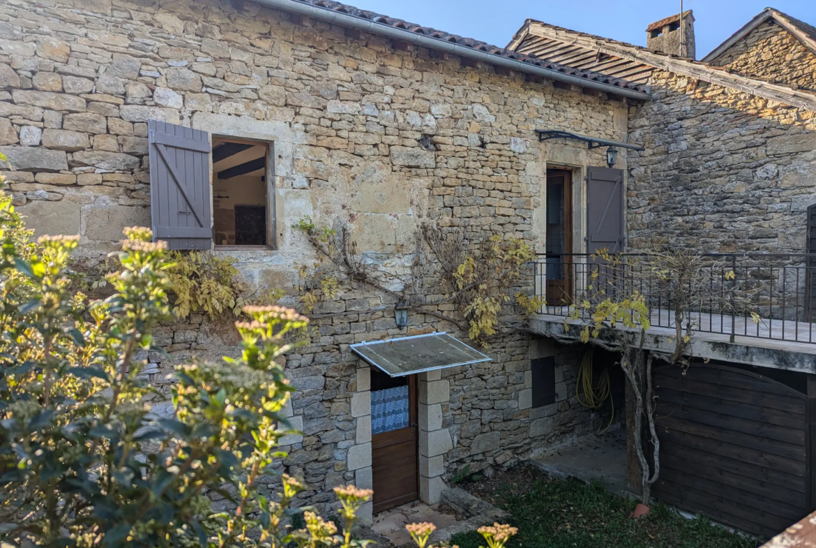 Maison en pierre avec jardin à Saint Jean Lespinasse 